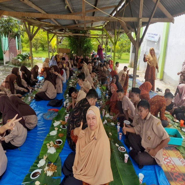 Makan Siang Bersama, Eratkan Solidaritas Antar Sesama