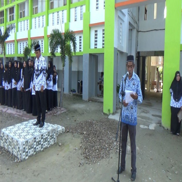 HIPNOTIS SELURUH PESERTA UPACARA, GURU INI TAMPIL MEMUKAU